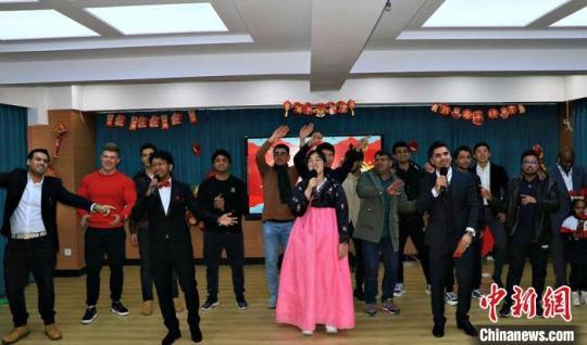 圖為留學(xué)生演唱中文歌曲?！∥鞅睅煼洞髮W(xué)國(guó)際文化交流學(xué)院供圖