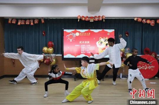 圖為留學(xué)生表演中國(guó)功夫。　西北師范大學(xué)國(guó)際文化交流學(xué)院供圖