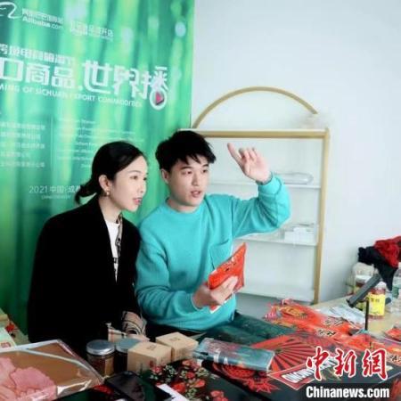 成都：在華留學生關注直播風口化身外籍主播帶貨忙