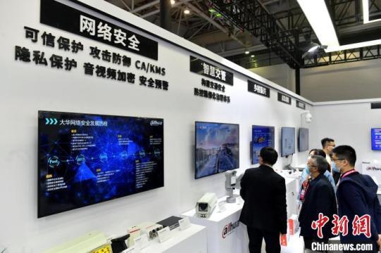 圖為市民參觀展覽?！蚊?攝