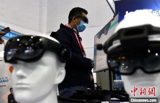 圖為AR眼鏡吸引參觀者?！蚊?攝