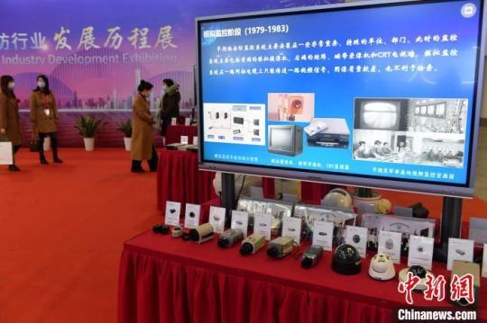 圖為市民在福建安防40年發(fā)展成果展區(qū)參觀?！蚊?攝