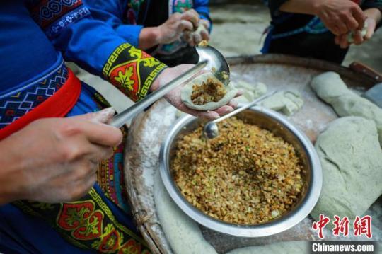 村民為清明粑包上餡?！±铤Q 攝