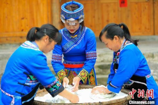 村民把清明菜與糯米粉、粘米粉揉捏在一起，制作清明粑?！±铤Q 攝