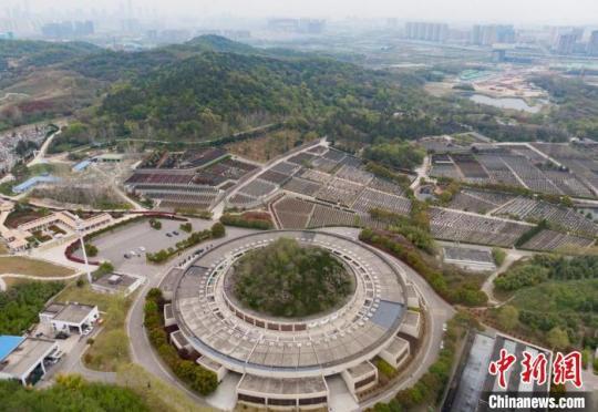 下階段，南京殯儀館紀念環(huán)將繼續(xù)推廣文明、健康、環(huán)保的祭掃方式，為不能到現(xiàn)場祭掃的市民代為祭奠。　泱波 攝