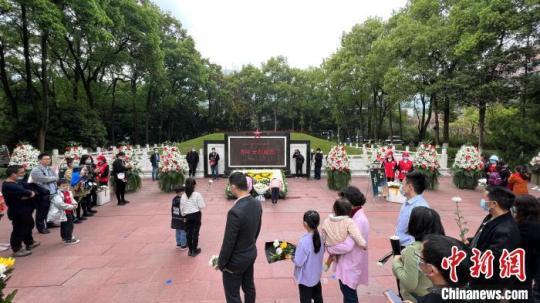 圖為清明節(jié)重慶社會各界人士緬懷紅巖英烈?！⌒そ?攝