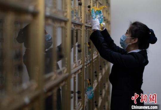 工作人員懸掛祈?？??！°蟛?攝