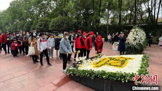 圖為清明節(jié)重慶社會各界人士緬懷紅巖英烈?！⌒そ?攝