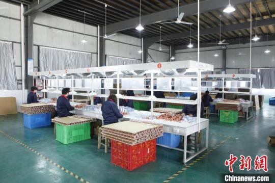 浙江歸國(guó)留學(xué)生創(chuàng)新傳統(tǒng)木制工藝品助推文化“出海”