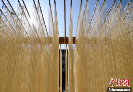 陽光下的縉云爽面?！⊥鮿?攝