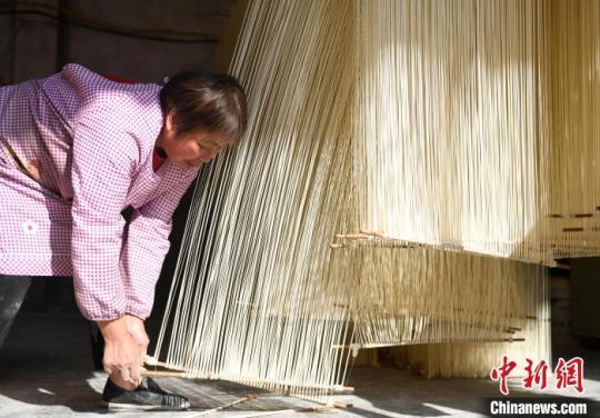 早晨陽光照射著細(xì)如絲的爽面?！⊥鮿?攝