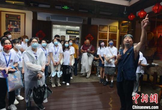 圖為同利肉燕傳人陳君凡(右)向研學(xué)體驗(yàn)營的學(xué)生介紹百年老鋪同利肉燕?！埍?攝