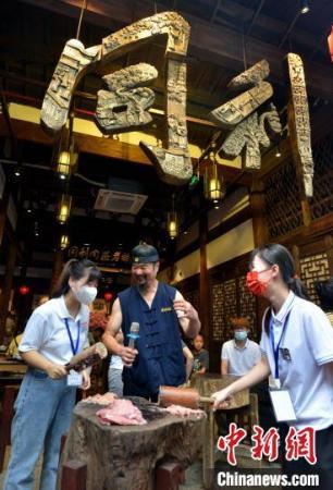 兩岸青年學(xué)子福州解鎖“肉包肉”非遺技藝