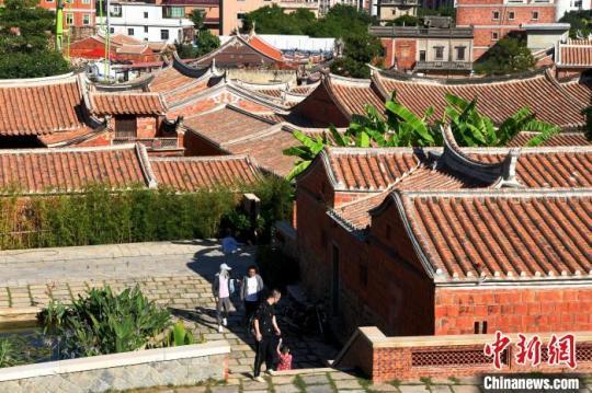 游客在梧林傳統(tǒng)村落游玩參觀(guān)?！⊥鯑|明 攝