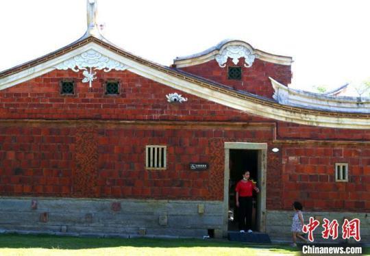 游客在梧林古村落游玩?！⊥鯑|明 攝