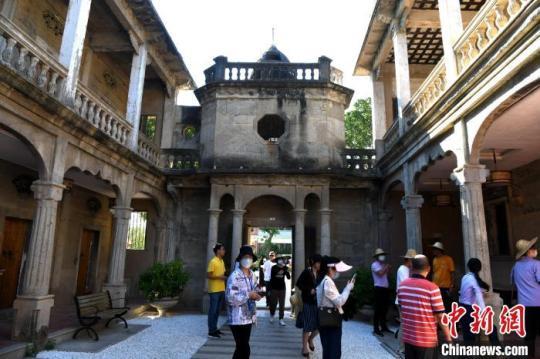 游客在梧林傳統(tǒng)村落游玩參觀(guān)?！⊥鯑|明 攝