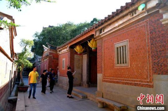 游客在梧林傳統(tǒng)村落游玩參觀(guān)?！⊥鯑|明 攝