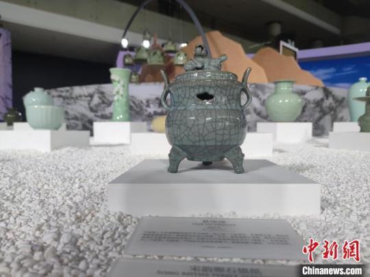 “宋瓷夢(mèng)華”——青瓷沉浸式交互藝術(shù)展上的龍泉青瓷作品?！「碉w揚(yáng) 攝
