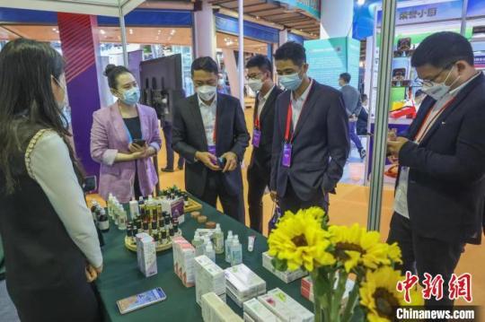 海絲品博會展出海上絲綢之路沿線國家和地區(qū)特色商品。　李榮鑫 攝