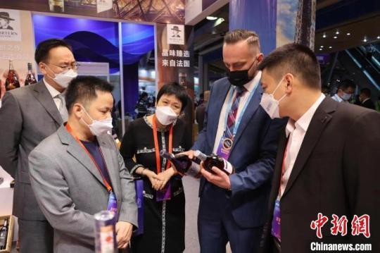 海絲品博會參展商、采購商來自30多個國家和地區(qū)。　李榮鑫 攝