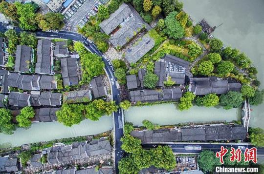 鳥(niǎo)瞰杭州運(yùn)河邊的小河直街 顧越 攝