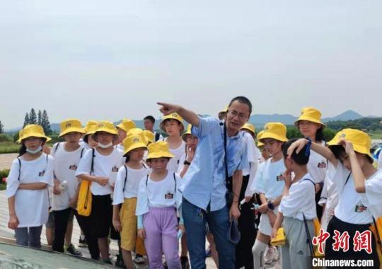 浙江省文物考古研究所研究員、良渚古城及水利系統(tǒng)項(xiàng)目考古領(lǐng)隊(duì)王寧遠(yuǎn)為學(xué)生介紹相關(guān)知識(shí) 孫源 攝