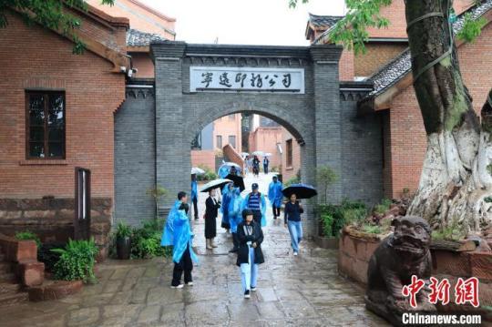 海外華媒代表參觀建昌古城?！⊥趵?攝