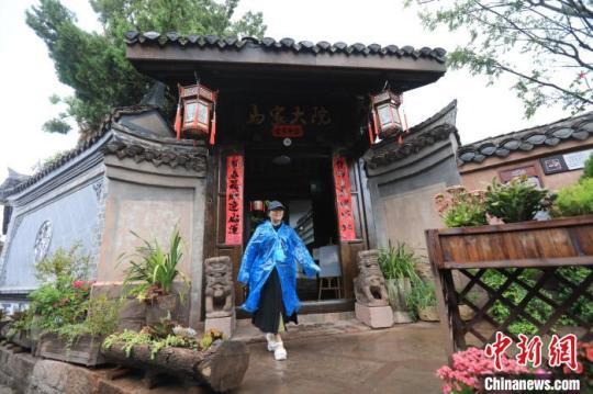 一位海外華媒代表參觀建昌古城的一家老宅院。　王磊 攝