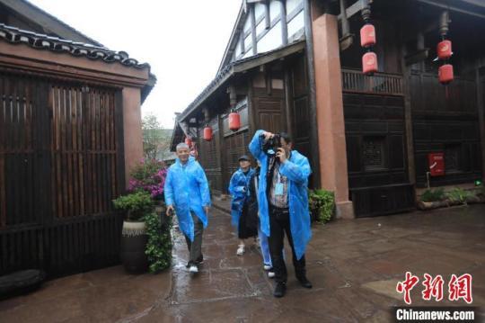 海外華媒代表在建昌古城的小巷里拍攝?！⊥趵?攝