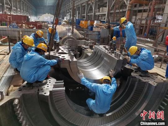 圖為青山緯達貝園區(qū)汽輪機機組在進行現(xiàn)場安裝。 受訪者供圖