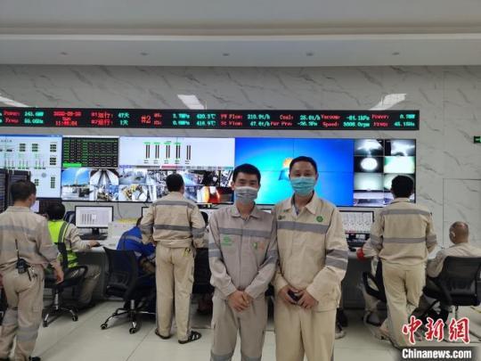 圖為張歡國(右)和青山項目中方負責人的控制室合影。 受訪者供圖