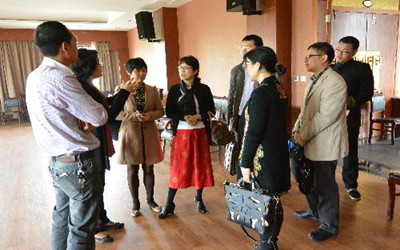 圖為嘉興僑辦主任調(diào)研2014年“尋根之旅”夏令營籌備工作