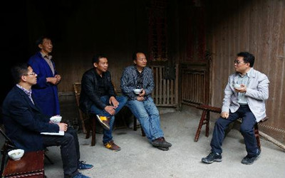 圖為“治水”指導(dǎo)員潘志強(qiáng)與村民交流