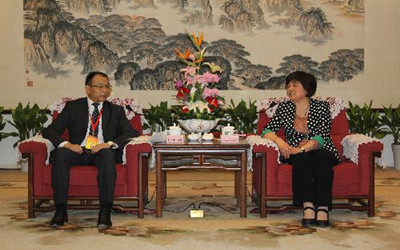 圖為浙江省僑辦主任王文娟會見法華工商聯(lián)合會會長郭智敏