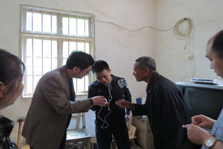 吉安市僑聯(lián)劉勇主席耐心教會殘障人員及其家屬使用助聽器