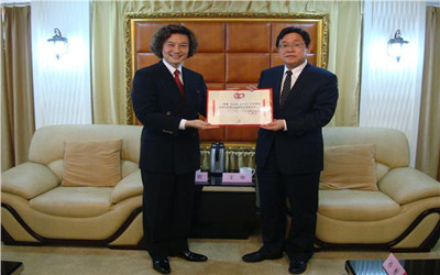 王華會(huì)長(zhǎng)向吳汝俊先生頒發(fā)榮譽(yù)會(huì)長(zhǎng)證書