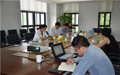 聽取園區(qū)負(fù)責(zé)人的情況介紹