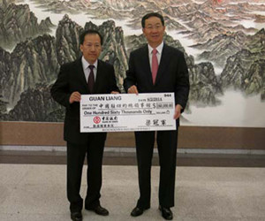 孫總領(lǐng)事接受梁冠軍先生的捐款