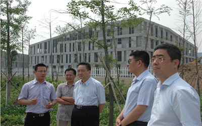 僑商聽取豐縣經(jīng)濟(jì)開發(fā)區(qū)招商人員情況介紹