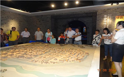 蔡志宏先生及其親屬參觀徐州規(guī)劃館