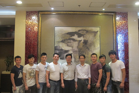 沈更生主任(中)與如東少年雜技團赴港演出團部分成員合影