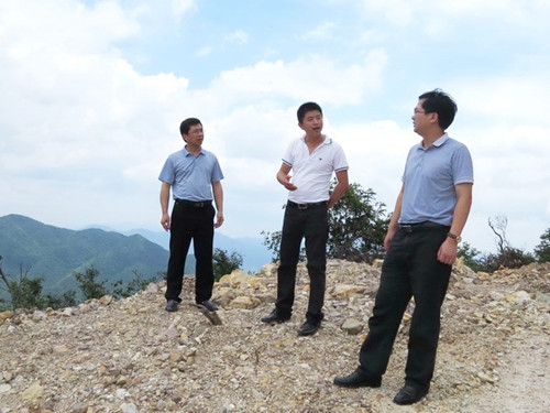 在風能發(fā)電基站建設(shè)現(xiàn)場查看情況