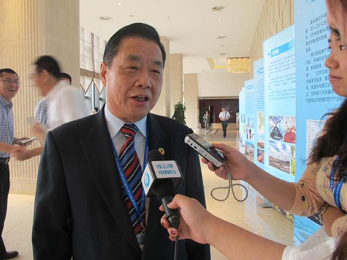 連云港市電視臺(tái)和電臺(tái)記者采訪市僑辦邀請(qǐng)重點(diǎn)僑商何國(guó)才先生