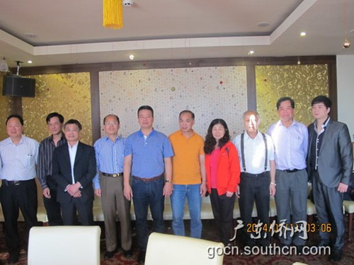 蔡偉生(左5)與孫大文院士(左4)及僑胞合影