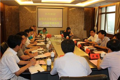 王華傾聽(tīng)專業(yè)交流并發(fā)表講話