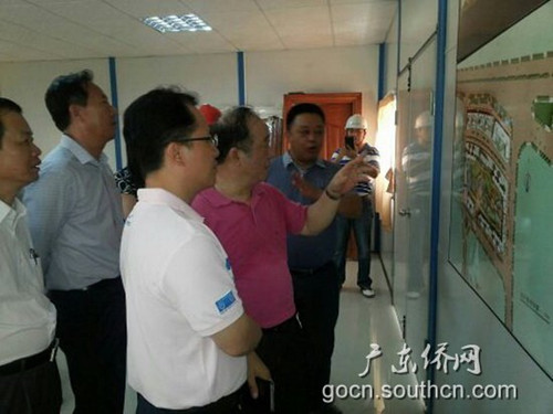 吳銳成主任(前二)查看危房改造小區(qū)建設(shè)