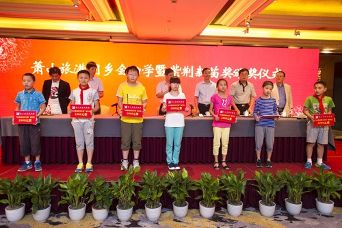 受助學(xué)生代表上臺(tái)領(lǐng)獎(jiǎng)