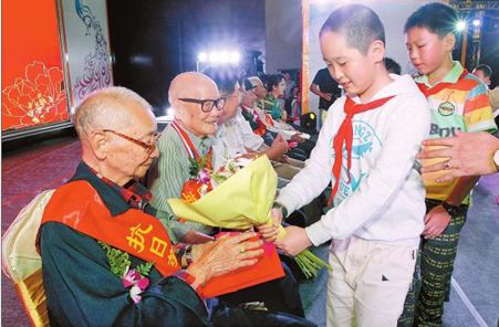 少先隊(duì)員為南洋華僑老機(jī)工獻(xiàn)花