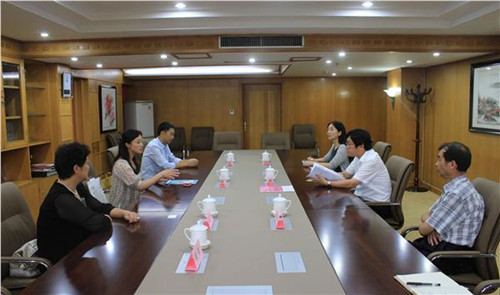 中國僑網(wǎng)耿忠社長向王華主任介紹推薦中國影片參加?xùn)|京電影節(jié)有關(guān)情況