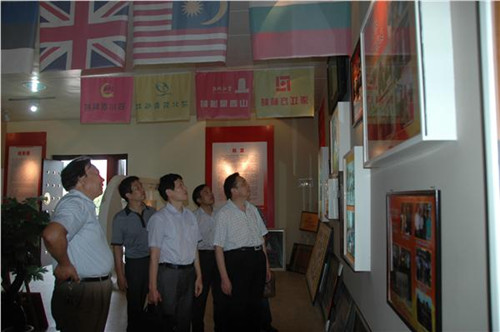 中國(guó)僑網(wǎng)省僑辦副巡視員許開洪(左三)、文教宣傳處處長(zhǎng)朱杰(左二)在市僑辦主任李明(右一)陪同下參觀馬莊村榮譽(yù)室